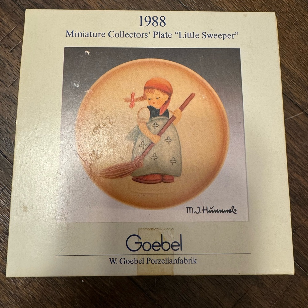 VINTAGE‎ M.I. Hummel Goebel Miniature Collector's Plate "Little Sweeper" 1988